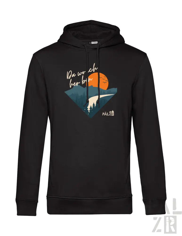 Schwarzes Hoodie mit einem lebendigen Grafikmotiv einer orangenen Sonne über Bergen und Bäumen, mit dem Text »da wo ch her bin« darüber.