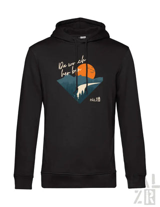Schwarzes Hoodie mit einem lebendigen Grafikmotiv einer orangenen Sonne über Bergen und Bäumen, mit dem Text »da wo ch her bin« darüber.