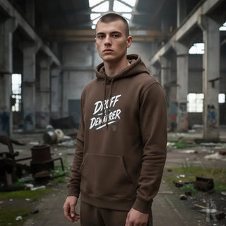 Brauner Hoodie mit ’drift demoliner’ Grafikdesign, aus Baumwolle gefertigt.
