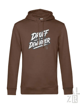 Braune Kapuzenjacke mit ’drauff dewarpper’-Design in weißer Beschriftung, hergestellt aus einer Baumwoll- und Polyestermischung.