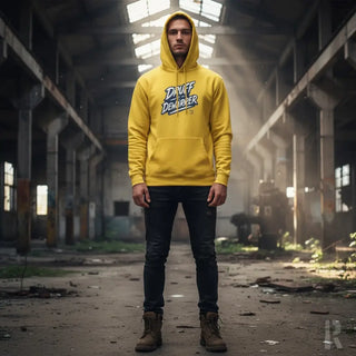 Gelbes Hoodie mit ’duke debarber’-Logo und abgetragenen Jeans.