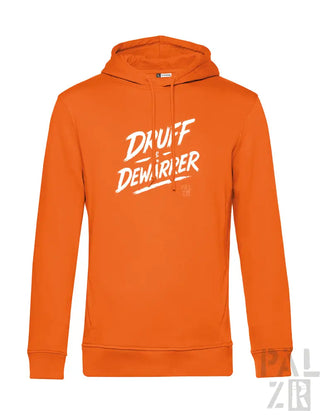 Orangefarbene Kapuzenjacke mit Textdesign „dauw f de warrper“.