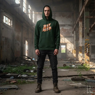 Grüne ’die daddy’-Hoodie mit orangefarbenem Text und schwarzer Hose.