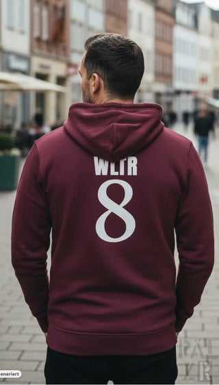 Männer hoodie in dunkelrot mit weißem wlr schriftzug und zahl 8 auf der rückseite aus baumwolle