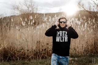 Schwarze Kapuzenjacke mit ’frtz wltr’-Text und Kopfhörer-Design, aus Baumwolle gefertigt.