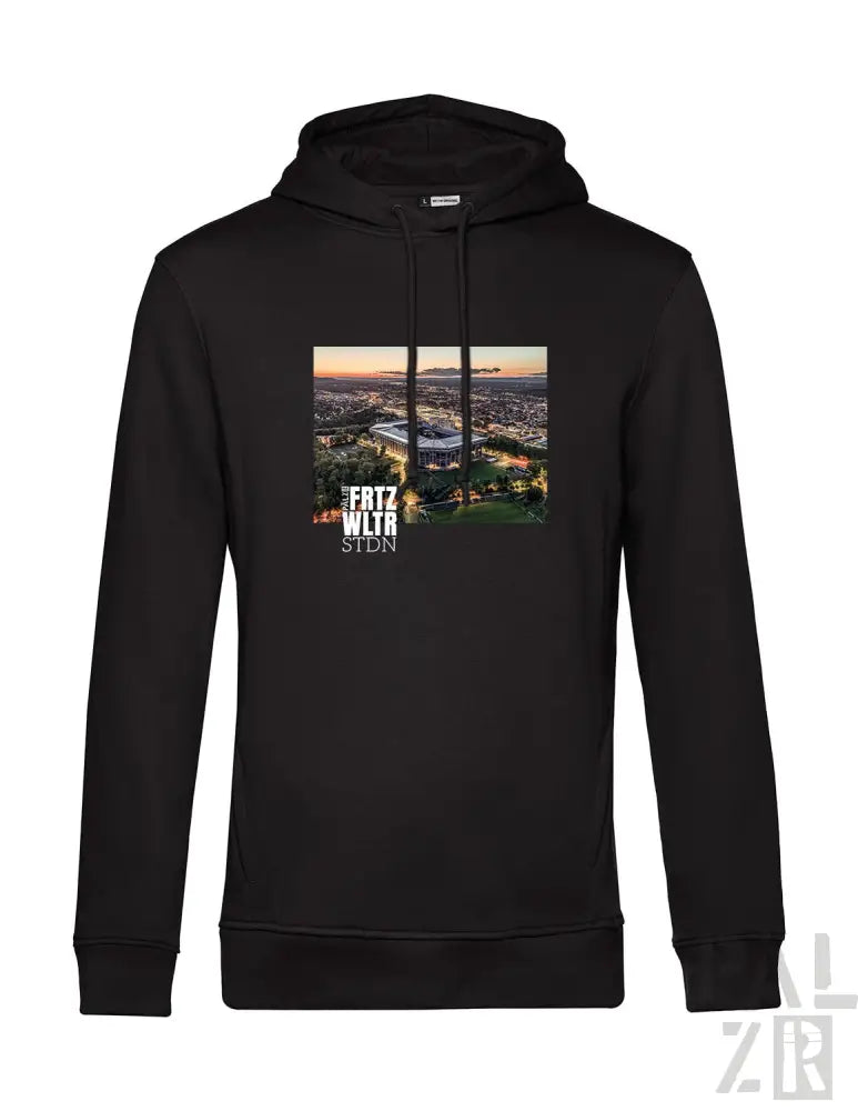 Schwarze Hoodie mit Stadtbild-Grafik und Text „fritz wilh“ auf der Vorderseite.