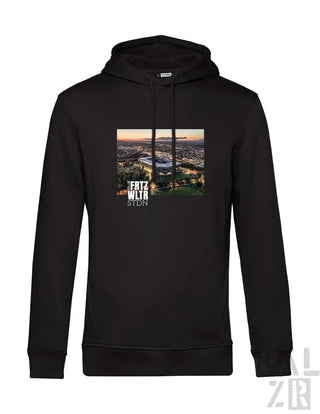 Schwarze Hoodie mit Stadtbild-Grafik und Text „fritz wilh“ auf der Vorderseite.