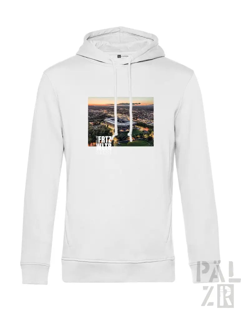 Weißes Hoodie mit Grafikdesign einer Stadtlandschaft und Text „fate“ auf der Vorderseite, hergestellt aus Baumwollmischgewebe.