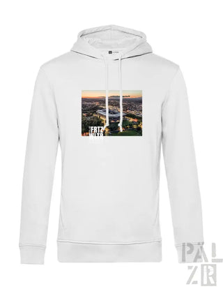 Weißes Hoodie mit Grafikdesign einer Stadtlandschaft und Text „fate“ auf der Vorderseite, hergestellt aus Baumwollmischgewebe.