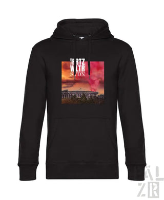 Schwarze Hoodie mit Grafikdesign eines Stadions und Text „ortz wiltr satdn“ auf der Vorderseite.