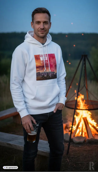 Männer hoodie in schwarz mit rechteckigem sonnenuntergangsprint auf der brust, getragen bei lagerfeuer