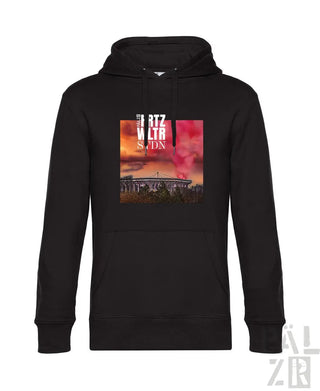 Schwarzer männer hoodie mit lebendigem stadiongrafikdruck und text panzer wltr scdn auf der rückseite