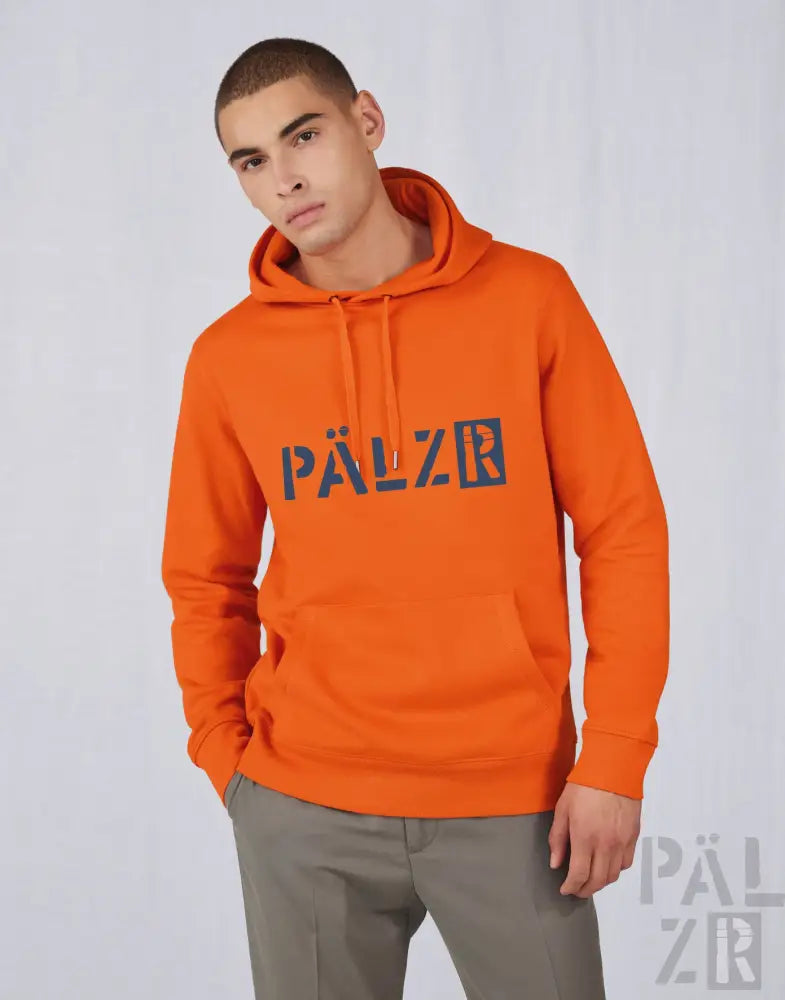 Orangefarbene Kapuzenjacke mit ’pälzer’-Logo in Dunkelblau auf der Vorderseite.