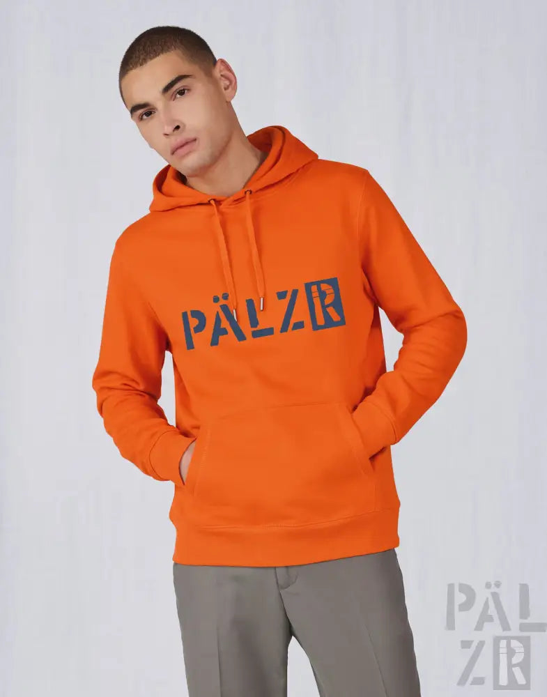 Orange Kapuzenpulli mit „pälzb“-Logo und Kordelkapuze, aus Fleece-Material gefertigt.