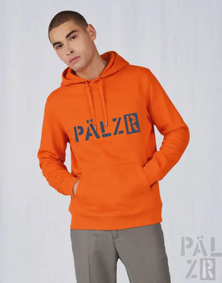 Orange Kapuzenpulli mit „pälzb“-Logo und Kordelkapuze, aus Fleece-Material gefertigt.