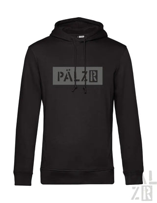 Schwarze Kapuzenjacke mit ‚pälzr‘-Logo in weiß-grauem Design, aus Fleece-Material gefertigt.