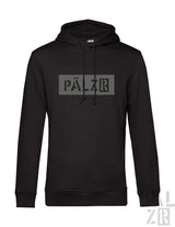 Schwarze Kapuzenjacke mit ‚pälzr‘-Logo in weiß-grauem Design, aus Fleece-Material gefertigt.