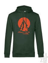 Darkgrüner männer hoodie mit orangefarbenem rundem pälzib logo und stilisierten kiefernmotiven vorne