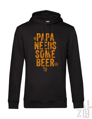 Schwarzer Hoodie mit Text „papa braucht ein bisschen Bier“ in orange-weißem Design, mit Kapuze und langen Ärmeln.