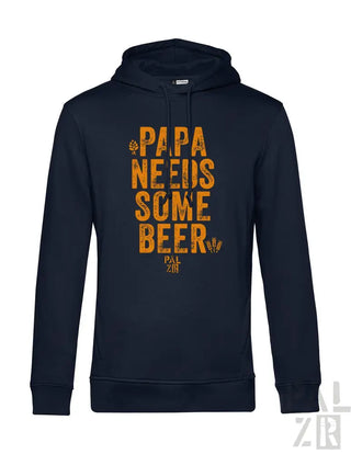 Marineblaues Hoodie mit dem Text „papa braucht ein bisschen Bier“ in Orange und Weiß, mit einem Kapuzendesign.
