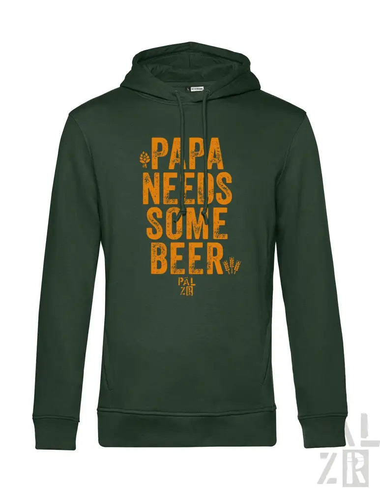 Dunkelgrüner Hoodie mit orangefarbenem Text und Design, mit dem Slogan ’Papa braucht ein bisschen Bier’.