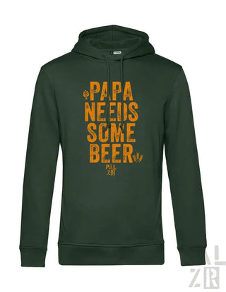 Dunkelgrüner Hoodie mit orangefarbenem Text und Design, mit dem Slogan ’Papa braucht ein bisschen Bier’.