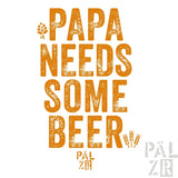 Orangefarbenes Bierkrug mit Weizendesign und Text „papa braucht ein bisschen Bier“.