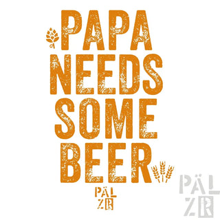 Orangefarbenes Bierkrug mit Weizendesign und Text „papa braucht ein bisschen Bier“.