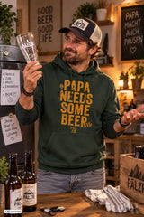 Grüner männer hoodie mit gelbem text papa needs some beer und kleinem logo darunter in verschiedenen farben