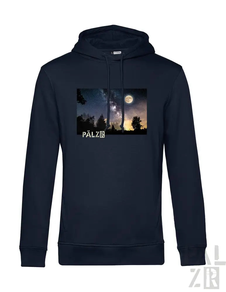 Marineblaue Kapuzenjacke mit Grafik des Nachthimmels und Bäumen, mit Text „pälz“.