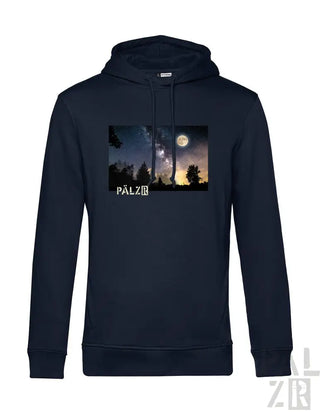 Marineblaue Kapuzenjacke mit Grafik des Nachthimmels und Bäumen, mit Text „pälz“.