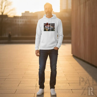Weißes Hoodie mit Grafikdesign auf der Vorderseite, dunkle Waschjeans und weiße Sneakers.