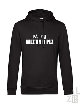 Schwarzes Hoodie mit weißem Textdesign, das ‚pälzr wlz vn d plz‘ und ein kleines Logo am Ärmel zeigt.