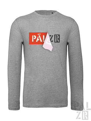 Graues Langarm-T-Shirt mit ’pä!zr’ Grafikdesign und weißem Handtuch, das aus der Tasche hängt.