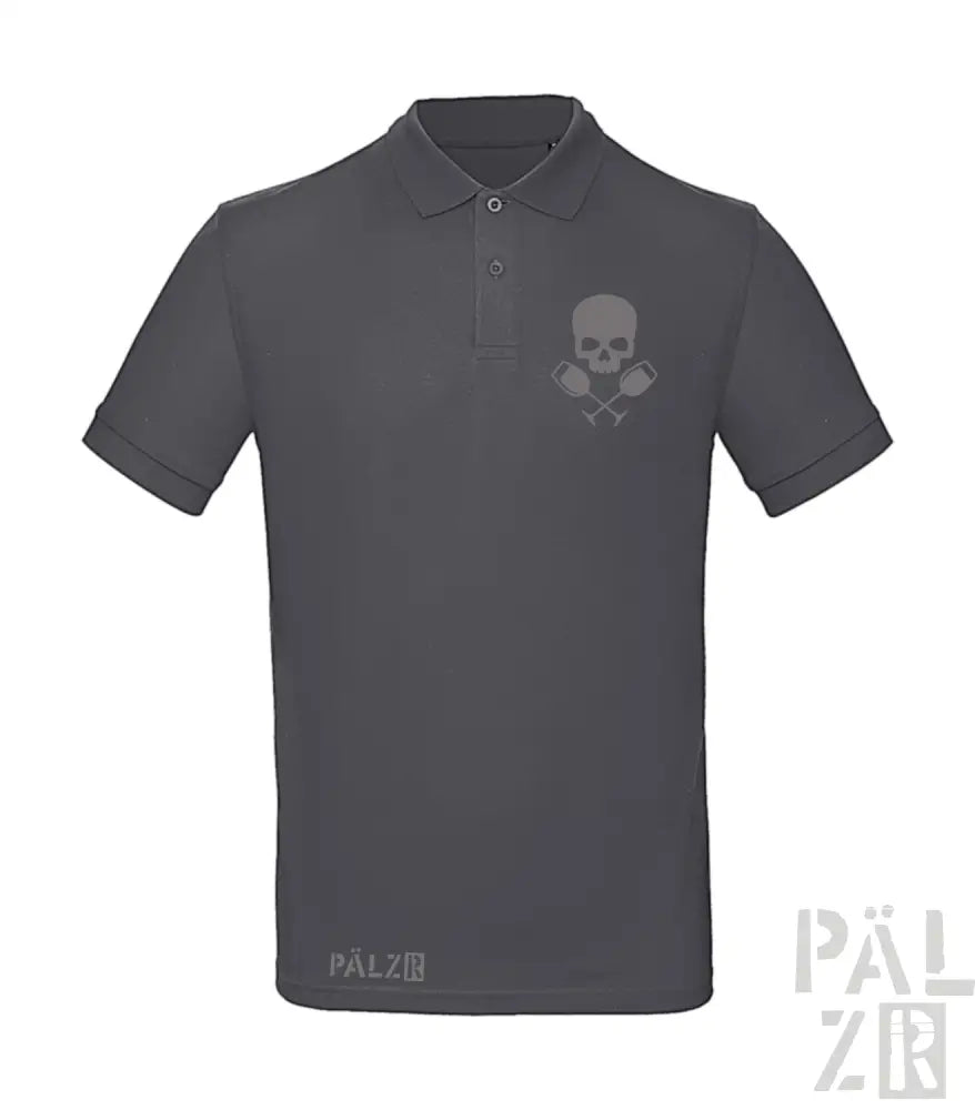 Dunkelgraues männer poloshirt mit dezentem schädel und gekreuzten rudern emblem und pälz branding am saum