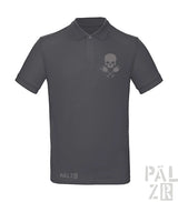 Dunkelgraues männer poloshirt mit dezentem schädel und gekreuzten rudern emblem und pälz branding am saum