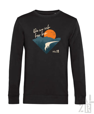 Schwarzes Langarm-Sweatshirt mit dreieckigem Grafikmotiv von Bergen, einer untergehenden Sonne und dem Text ’da wo ich her bin’ in weißer Schrift.