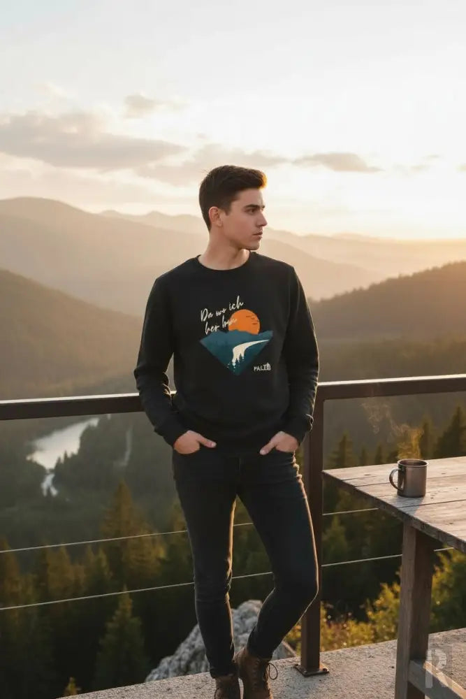 Schwarzes Langarm-Sweatshirt mit grafischem Druck einer orangenen Sonne über blauen Bergen und weißem kursivem Text darüber