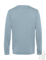 Ein hellblauer männer pullover aus weichem, glattem stoff mit rundhalsausschnitt und schlichter optik