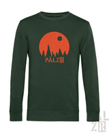 Dunkelgrüner männerpullover langarm mit orangefarbenem kreisgrafik mit bäumen und pälzr schriftzug darunter