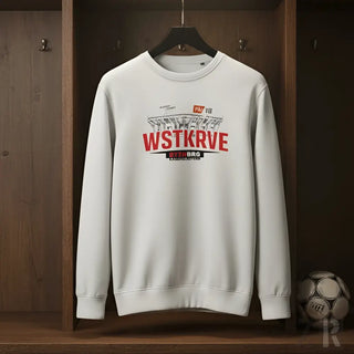 Weißer crewneck pullover mit rotem und schwarzem wstkrve grafikdruck und stadionillustration männer pulli