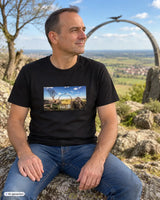 Schwarzes männer t-shirt aus baumwolle mit rechteckigem print eines landschaftsbilds und adlerbogen und pal züll text