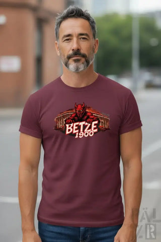 Bordeauxfarbene Baumwoll-T-Shirt mit rotem Teufel-Grafik und Text ’betze 1900’’ in Weiß und Orange.
