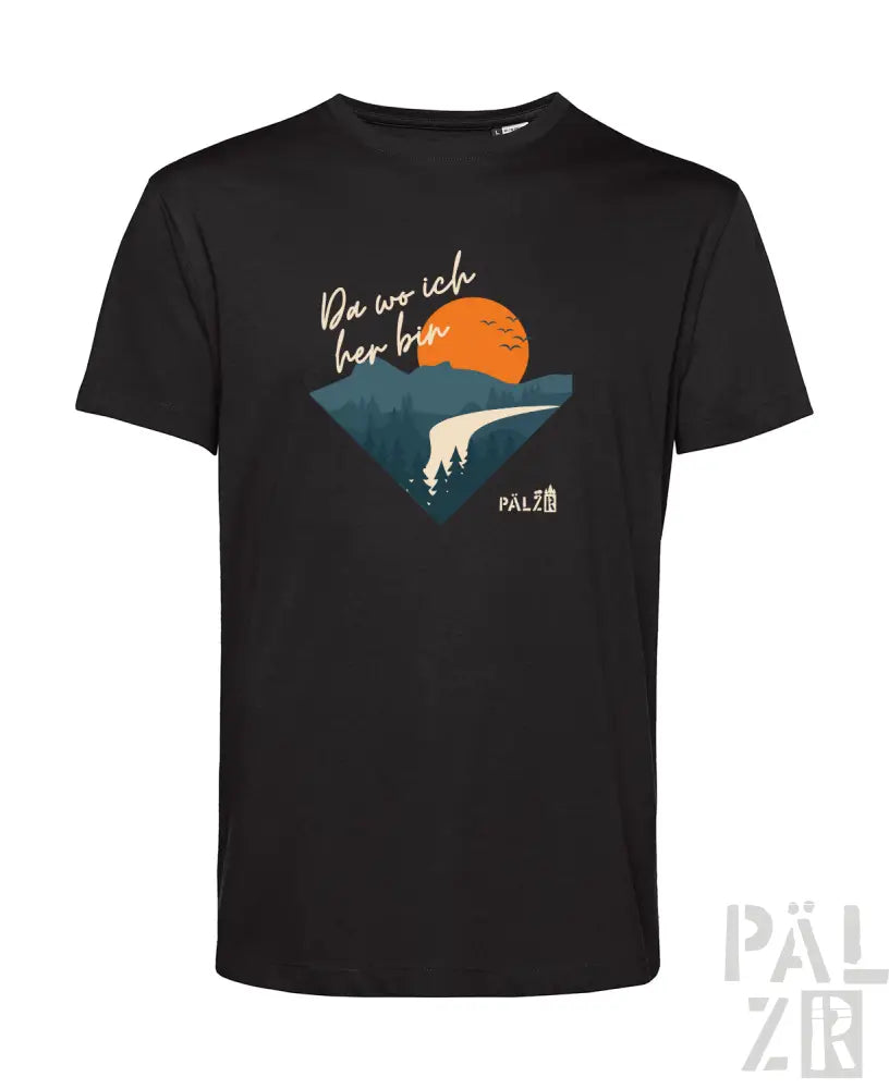 Schwarzes kurzärmliges T-Shirt mit einem grafischen Druck einer orangenen Sonne über Bergen und Bäumen mit dem deutschen Spruch ‚da wo ich her bin‘ in weißer Schrift.