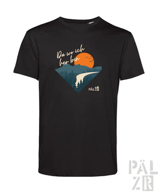 Schwarzes kurzärmliges T-Shirt mit einem grafischen Druck einer orangenen Sonne über Bergen und Bäumen mit dem deutschen Spruch ‚da wo ich her bin‘ in weißer Schrift.