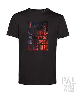 Schwarzes T-Shirt mit grafischem Design, das eine rot-weiße Illustration einer Figur mit Waffen zeigt, getragen von einem Mannequin.