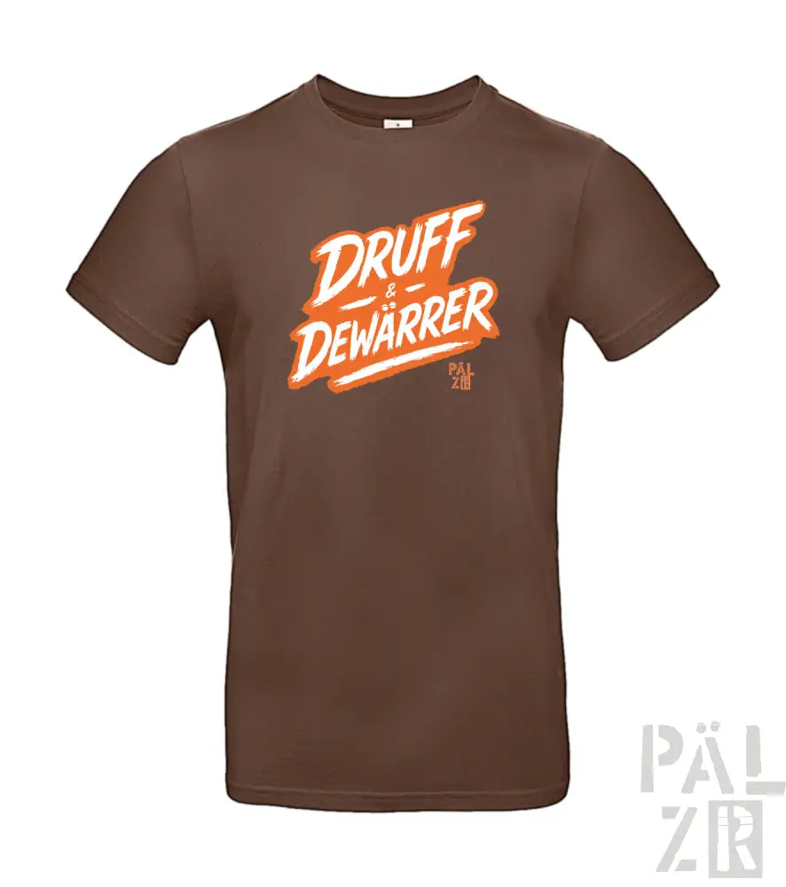 Braunes T-Shirt mit ’druff & dewarrer’-Design in Orange und Weiß, das ein beliebtes Markenlogo aufweist.
