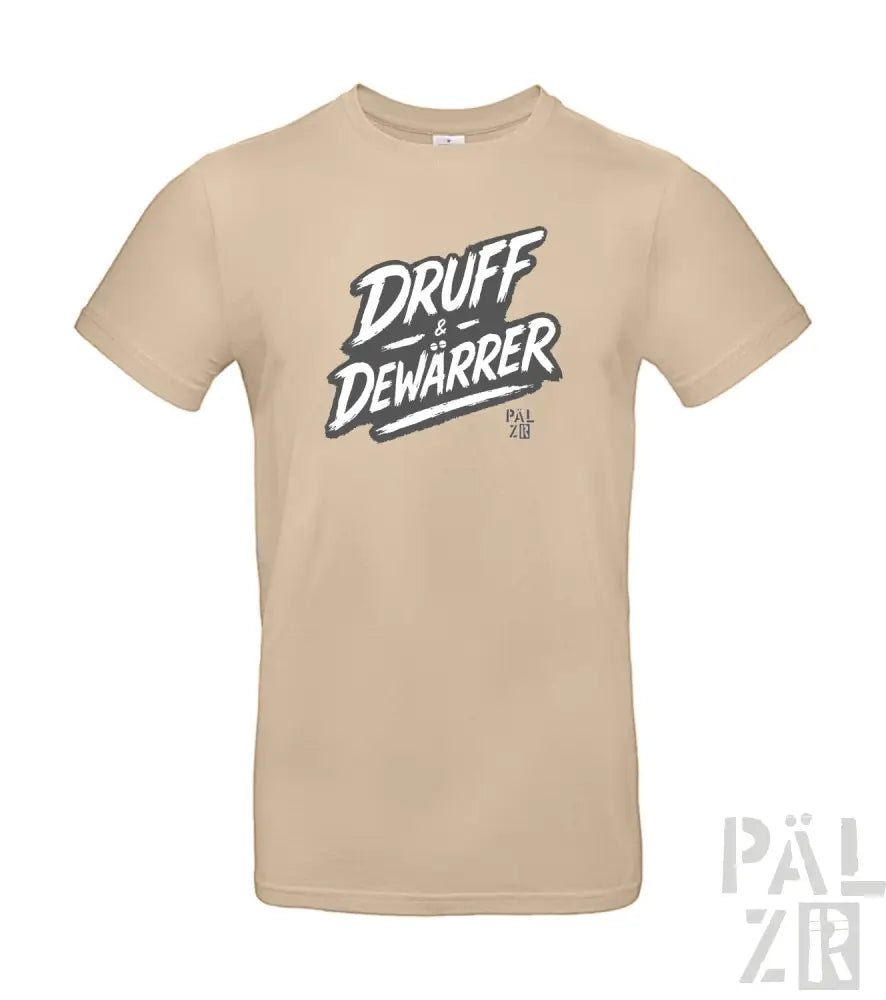 Beige T-Shirt mit ’druff dewarrer’ Grafikdesign, das eine lässige und verspielte Schriftart aufweist.