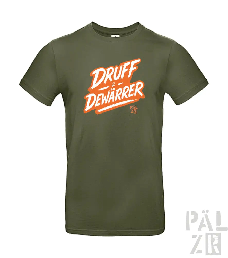 Olivgrünes T-Shirt mit Grafikdesign „druff & dewarrer“ in Orange und Weiß, das einen lässigen Stil aufweist.