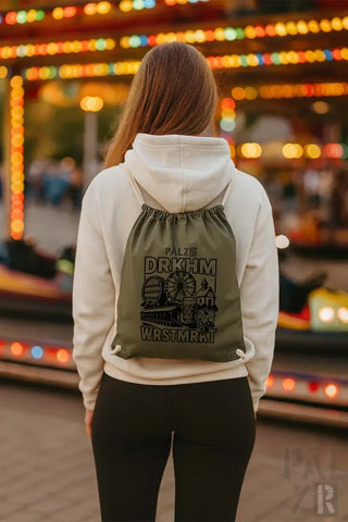 Olivgrüner Rucksack mit Kordelzug, weißer Kapuze und schwarzem Textdesign.